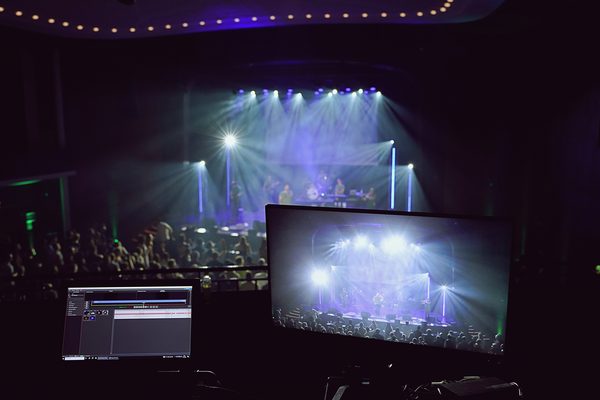 Corporate Event in München mit Bühne, Lichttechnik und Großbildprojektion