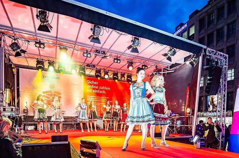 Eventtechnik München: beleuchtete Bühne mit Lichttechnik und Publikum bei der Shopping Nacht München