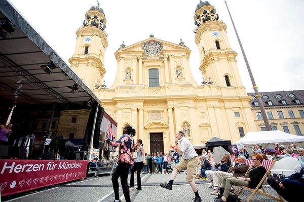 Referenz Eventtechnik München: Bühne und Beschallung beim Herztag München am Odeonsplatz
