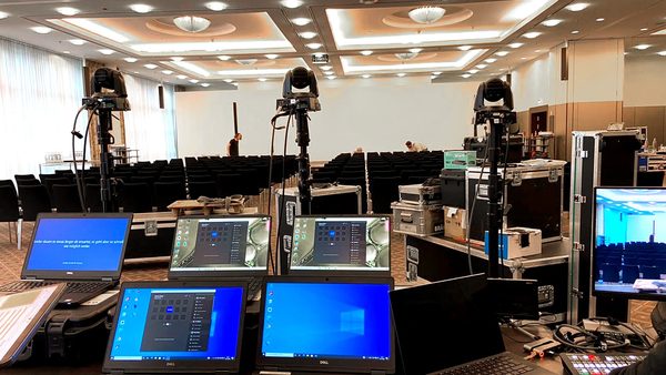 Kongresstechnik München: Saal mit Projektion, Bühne und Konferenztechnik