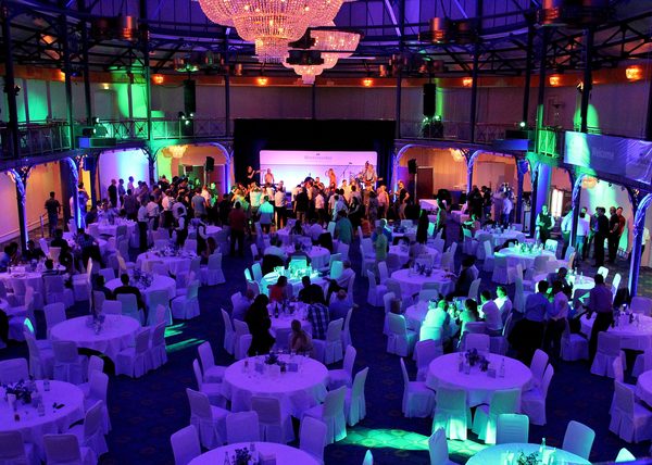 Referenz Bühnentechnik München: Gala in der Reithalle mit Traversen und Lichtdesign